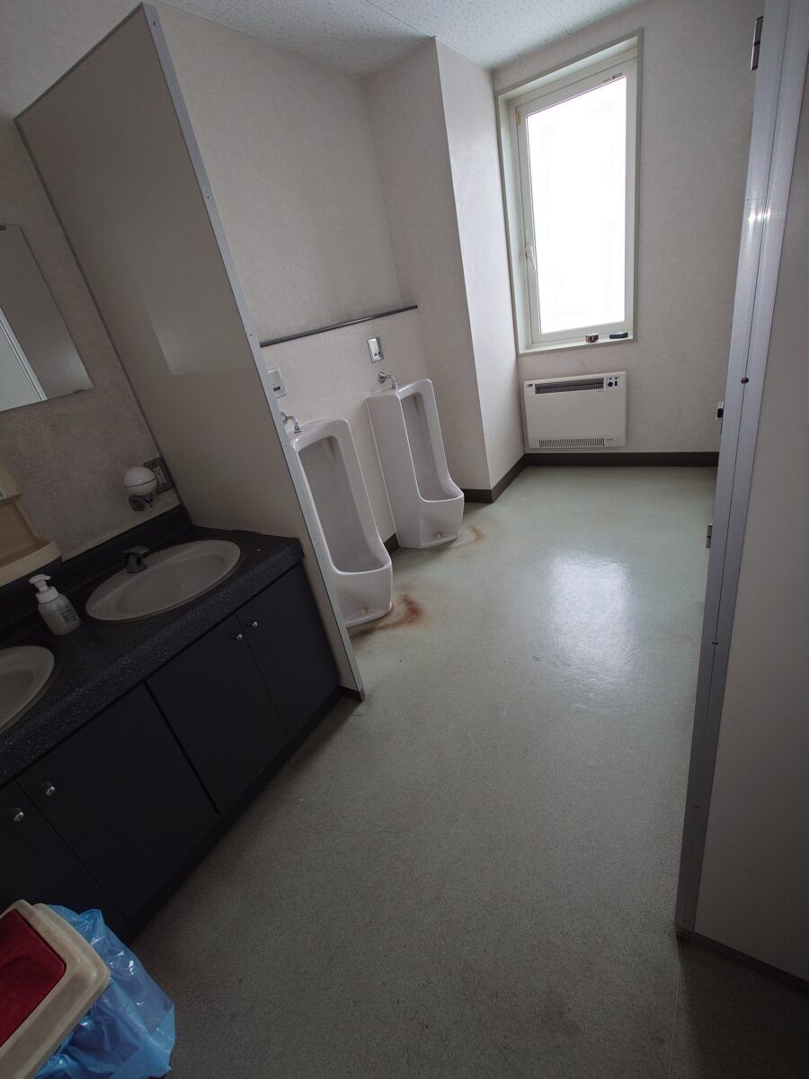 事務所トイレの床と壁一部を綺麗に