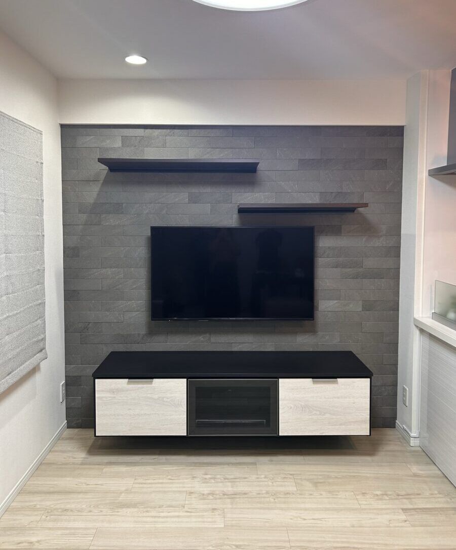 テレビ背面のアクセントにエコカラット│おしゃれなリビングと水回り